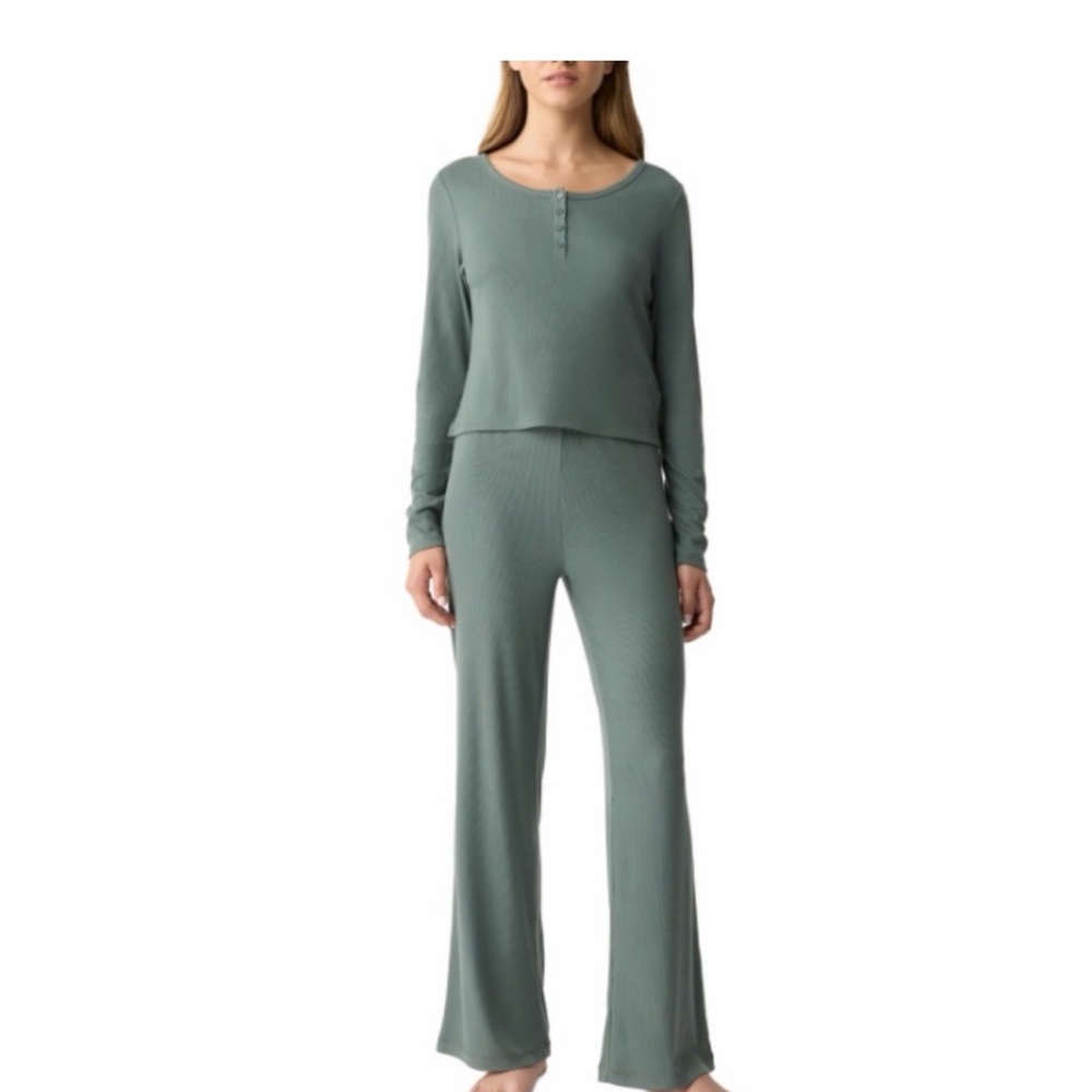 GAP 2PC GapBody Women's Long-Sleeve Rib Pajama Set top and bottom  Size L
NWT